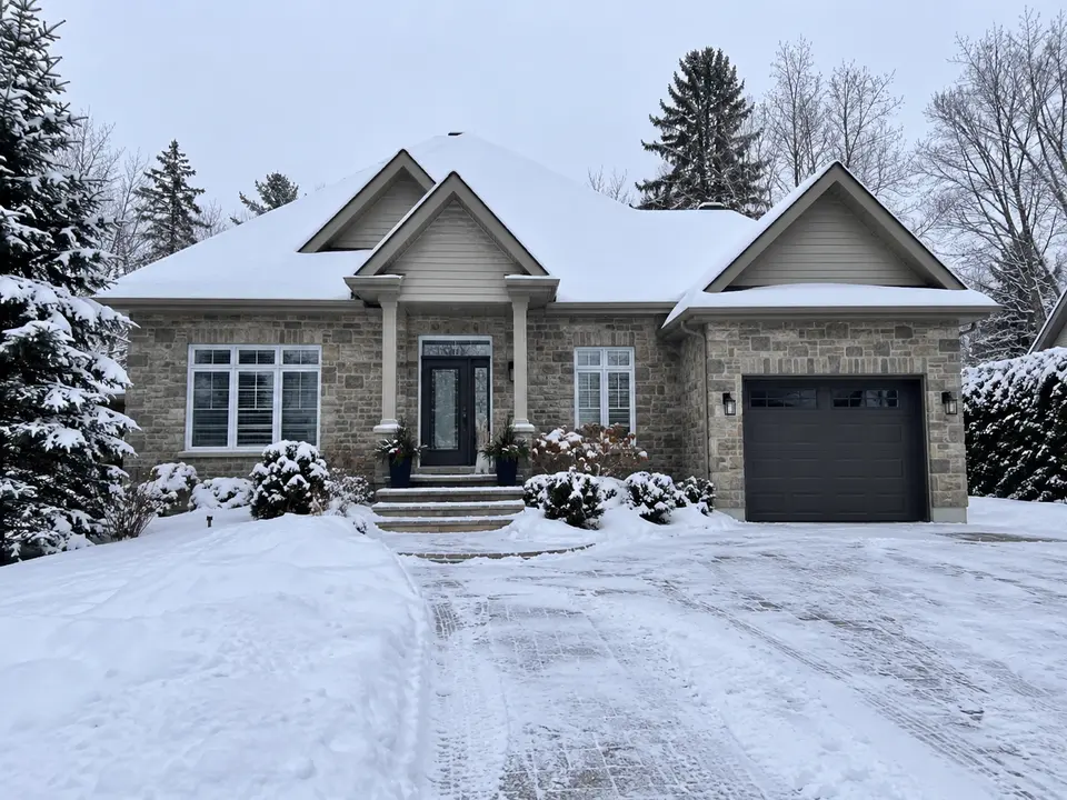 Photo fictive de l’extérieur d’une résidence en hiver