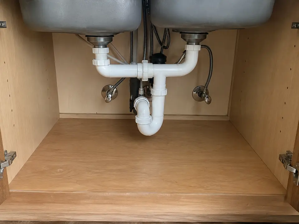 Photo fictive de la plomberie sèche sous un évier